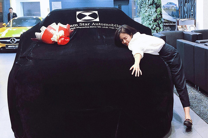 Phương Ly là em gái của ca sỹ Phương Linh, một hot girl 9X cùng thời với những người đẹp khác như Ngọc Thảo, Sa Lim hay Milan Phạm, mới đây, cô đã khiến cộng đồng mạng ghen tỵ khi tậu chiếc xe sang Mercedes-Benz C300 AMG màu đen bóng phân phối chính hãng.