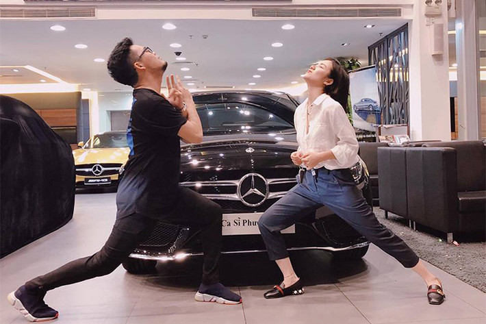 Mercedes-Benz C300 AMG sở hữu các kích thước 4.686mm dài, 1.810mm rộng và 1.442mm cao, cùng chiều dài cơ sở 2.840mm, tăng 80mm so với thế hệ cũ và tương tự với những “đàn em” C200 và C250. Việc gia tăng chiều dài ở thế hệ mới giúp xe sở hữu cốp chứa đồ rộng hơn khá nhiều và ở mức 480L.