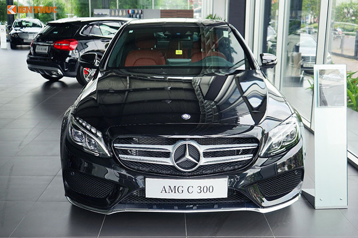 Mẫu xe sang Mercedes-Benz C300 AMG mới mà em gái ca sĩ Phương Linh mới tậu hiện đang được phân phối chính hãng tại thị trường Việt Nam với mức giá 1,95 tỷ đồng. Ngoài Phương Ly, Hoài Lâm, con trai nuôi Hoài Linh hay hot girl Heo Mi Nhon và chồng cũng từng tậu Mercedes-Benz C300 AMG.