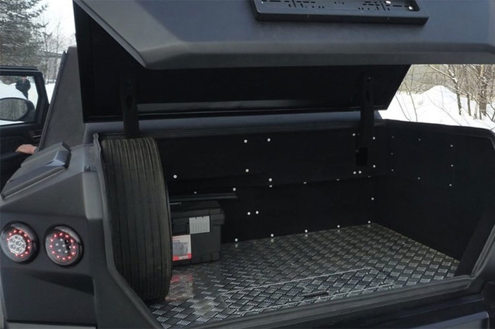 Mẫu xe này có thể chống được đạn từ súng AK47 cho tới lựu đạn. Ngoài ra, bên dưới gầm của chiếc siêu SUV Dartz Prombron Black Russian này còn được trang bị một lớp bảo vệ đặc biệt để chống bom mìn.