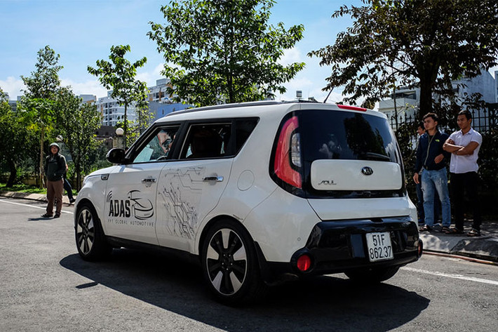 Xe được trang bị hệ thống camera ZED, radar Lidar cùng bộ xử lý đồ họa của Nvidia. Công nghệ lidar sử dụng ánh sáng cận hồng ngoại để mô phỏng hình dạng các vật thể xung quanh, giúp xe nhận diện ánh sáng và khoảng cách. Chế độ tự lái được bật tắt bằng một nút bấm, với ché độ lập trình có sẵn đã được kiểm nghiệm và điều chỉnh từ phía FPT.