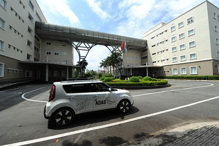 Các xe ôtô tự lái FPT có tốc độ di chuyển 20-25 km/giờ và đạt tốc độ 40 km/giờ ở trên đường thẳng, tự căn làn, rẽ theo vạch đường, tránh vật cản hoặc thắng gấp khi cần; đã có trên 1.000 giờ tự lái, không gây ra sự cố gì trong điều kiện thời tiết khác nhau như nắng, mưa, ánh sáng yếu.