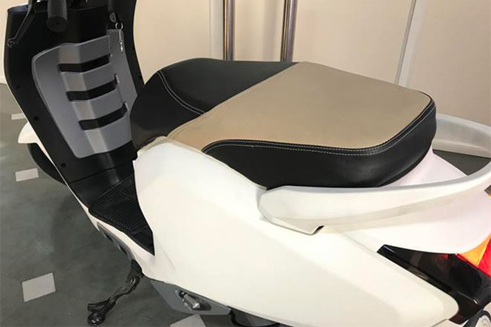 Với thân vỏ được làm bằng chất liệu tổng hợp, chiếc xe máy điện 22 Motors Flow sẽ có trọng lượng rất nhẹ chỉ khoảng 85 kg. Các trang bị tiêu chuẩn trên xe gồm có đèn pha LED, vành hợp kim, hệ thống phanh đĩa.