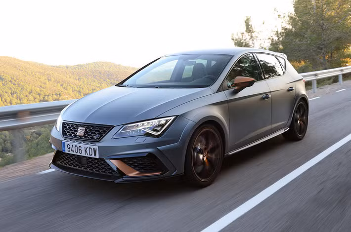 Đây là mẫu hatchback mạnh nhất mà Seat từng sản xuất. Seat Leon Cupra 300 trang bị động cơ 2,0 lít tăng áp 4 xi-lanh, khối động cơ này cung cấp cho xe sức mạnh 296 mã lực, mô-men xoắn cực đại 350 Nm, khả năng tăng tốc 0-100 km/h trong 5,8 giây với vận tốc tối đa 250 km/h. Xe cũng được trang bị hệ dẫn động 4 bánh giúp khả năng xử lý linh hoạt hơn.