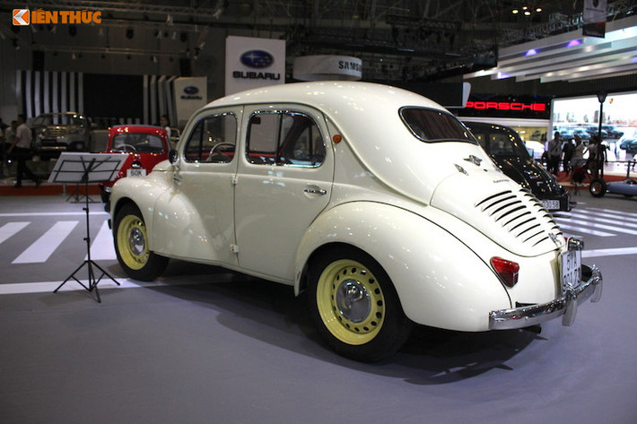 Có cách đọc theo tên tiếng Pháp là Quatre Chevaux, Renault 4CV là mẫu xe cỡ nhỏ của thương hiệu ôtô đình đám Pháp và được sản xuất từ năm 1947-1961. Nó là chiếc xe đầu tiên được sản xuất tại Pháp với doanh số hơn 1 triệu chiếc (chính xác là 1.105.543 chiếc).