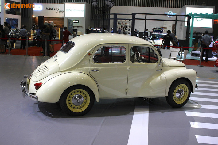 Nằm ở phía sau đuôi xe của 4CV là khối động cơ 4 xi-lanh thẳng hàng nạp khí tự nhiên có dung tích 747 cc. Không giống như tên gọi, động cơ này có công suất lên tới 21,3 mã lực và mô-men xoắn cực đại 45 Nm. Kết hợp cùng hệ dẫn động cầu sau và hộp số sàn 3 cấp, chiếc xe có thể đạt tốc độ tối đa 95 km/h và thời gian tăng tốc từ 0-100 km/h lên tới 34 giây.