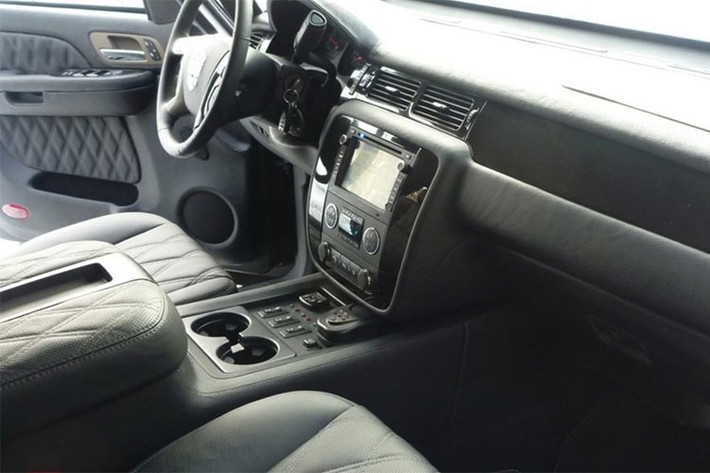 Bên trong xe, các chi tiết cũng được thiết kế mang phong cách của các dòng SUV hạng sang cỡ lớn, bao gồm các thiết bị như; hệ thống định vị vệ tinh, màn hình phẳng truyền hình có thể chơi đĩa DVD, hệ thống phát wifi... Nội thất của xe là sự kết hợp của da và gỗ với tông màu đen.