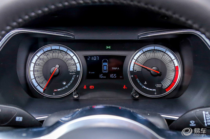 Điểm mới quan trọng nhất của Zotye T500 bản 6 chỗ nằm ở hàng ghế sau. Zotye T500 bản mới sử dụng cấu hình ghế 2+2+2 để đáp ứng nhu cầu di chuyển của những gia đình nhỏ tren 4 người. Chiều dài cơ sở 2.700 mm của Zotye T500 bản 6 chỗ đảm bảo không gian thoải mái cho hành khách trên cả 2 hàng ghế sau.