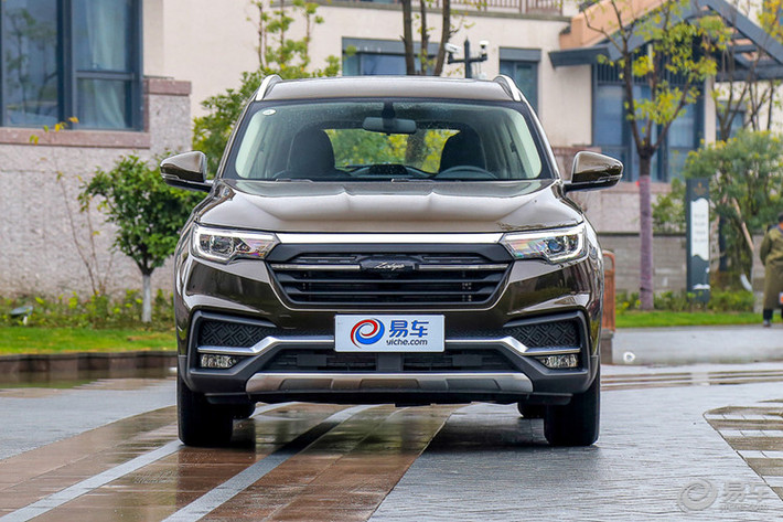 So với phiên bản 5 chỗ từng ra mắt vào năm ngoái, mẫu Zotye T500 6 chỗ mới không thay đổi ở thiết kế bên ngoài. Xe vẫn được trang bị lưới tản nhiệt màu đen cỡ lớn và thiết kế góc cạnh, nối liền với cụm đèn pha.