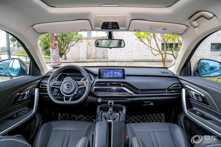 Ngay cả thiết kế nội thất của Zotye T500 bản 6 chỗ cũng không có nhiều điểm mới. Mẫu SUV 6 chỗ này tiếp tục sử dụng mặt táp-lô bằng nhựa được thiết kế hình thác nước, các chi tiết trên ghế được bọc da tối màu.