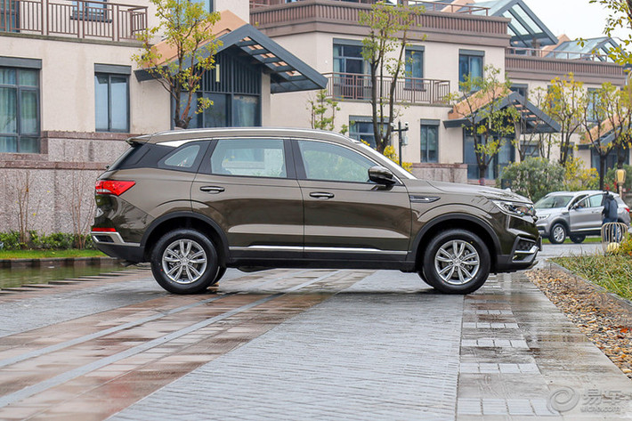 Về kích thước, chiếc xe SUV giá rẻ nhưng đầy "sang chảnh" Zotye T500 2018 sở hữu chiều dài 4.632 mm, rộng 1.850 mm, cao 1.695 mm và chiều dài cơ sở 2.700 mm. Với kích thước này, Zotye T500 thuộc phân khúc SUV cỡ C, tương tự Honda CR-V hay Nissan X-Trail.