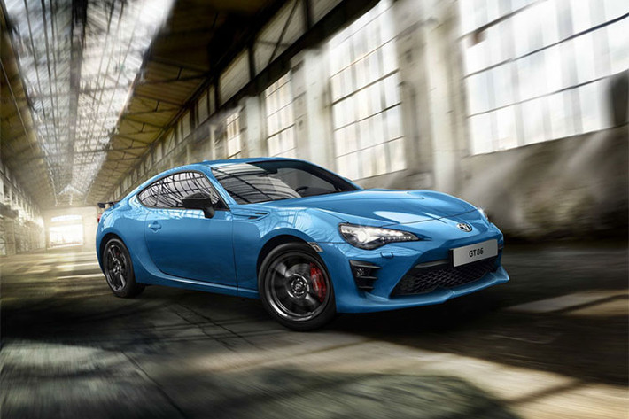 Mẫu xe thể thao Toyota GT86 Club Series Blue Edition sở hữu màu sơn xanh độc quyền, đánh dấu dấu dòng sản phẩm đặc biệt của hãng. Phiên bản đặc biệt màu xanh này là sự bổ sung mới nhất trong gia đình Toyota 86, phiên bản màu cam cũng đã được bán chỉ vài tuần trước ở Anh.