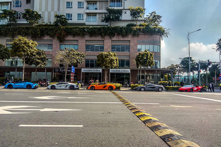 Hiện chưa rõ trong ngày khai trương này sẽ có xuất hiện thêm những chiếc siêu xe nào nữa không. Tuy nhiên, với danh tiếng đam mê siêu xe của mình, đại gia siêu xe Cường Đô la không khó để nhận được sự ủng hộ của các bạn bè có chung niềm yêu xe.