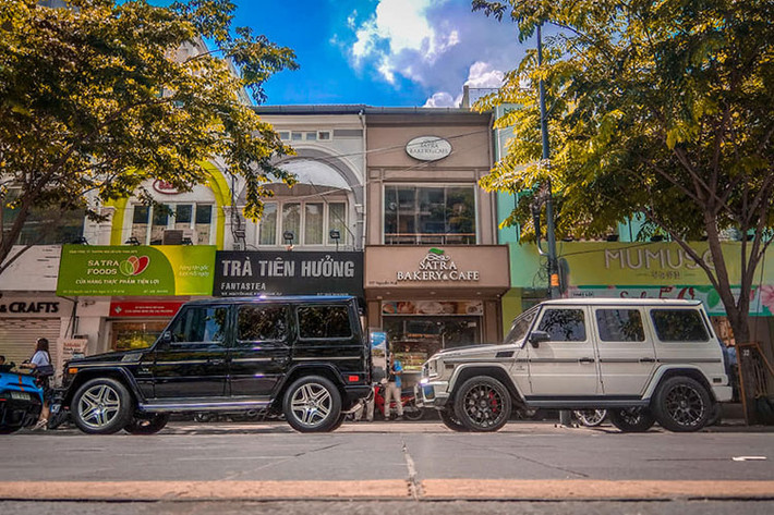 Sau vài tiếng có mặt trước nhà hàng mới khai trương của Cường "Đô-la" và bạn gái - Đàm Thu Trang, những chiếc siêu xe được giới nhà giàu Việt bắt đầu cho di chuyển ra một quán cà phê nằm sát với biển Vũng Tàu để tụ tập và trò chuyện cùng nhau.