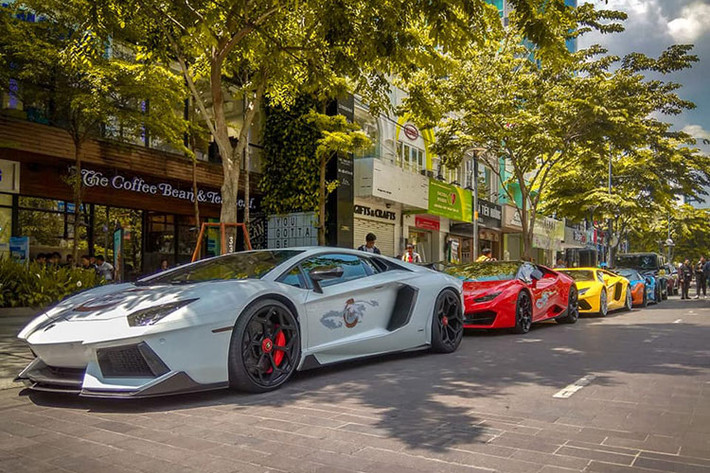 Trong buổi sáng nay, ngày 27/10/2018, những người dân tại thành phố biển xinh đẹp Vũng Tàu, tỉnh Bà Rịa - Vũng Tàu đã có dịp "rửa mắt" với dàn siêu xe trăm tỷ xếp hàng dài trước một nhà hàng khai trương tại đây.