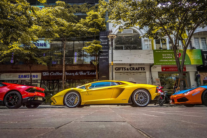 Đáng chú ý trong dàn siêu xe đến mừng khai trương nhà hàng của Cường Đô la có cặp đôi siêu xe độ độc nhất vô nhị tại Việt Nam của một người yêu xe Vũng Tàu là Ferrari F12 Berlinetta mang gói độ Duke Dynamics và Lamborghini Aventador Limited Edition 50 của hãng độ Liberty Walk.