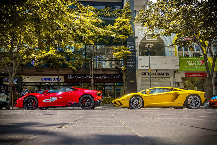 Từ phải qua, trên xuống - dàn siêu xe bao gồm Audi R8 V10 Plus và Lamborghini Aventador LP700-4 độ body kit body kit hàng hiếm, Lamborghini Aventador Limited Edition 50 của Liberty Walk...