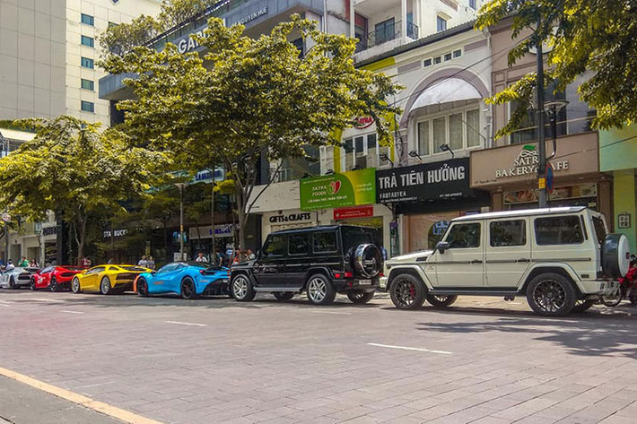 Siêu xe Lamborghini Huracan LP580-2 màu đỏ, Ferrari 488 GTB độ SVR màu xanh ngọc, Lamborghini Aventador LP700-4 màu trắng và Ferrari F12 Berlinetta màu đỏ độ body kit Duke Dynamics.