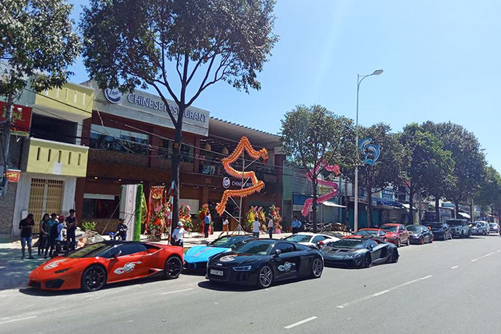 Trước đó, vào trưa hôm qua, ngày 26/10/2018, dàn siêu xe và SUV hạng sang Mercedes-Benz G-Class của giới nhà giàu Việt cũng đã cùng nhau tụ tập trên phố đi bộ Nguyễn Huệ, TP HCM để các chủ nhân bàn bạc việc di chuyển xuống Vũng Tàu dự khai trương nhà hàng của Cường Đô la.