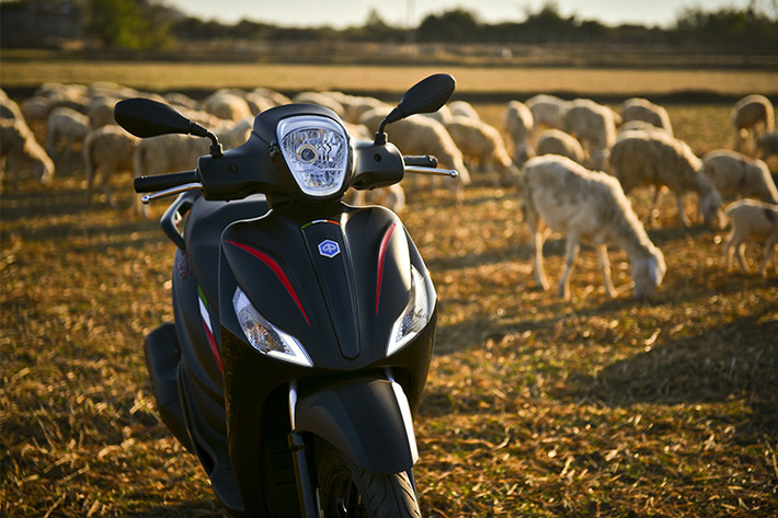 Hãng xe Italy tại Việt Nam đem đến một số màu tem mới kèm các trang bị quen thuộc như bản cũ: cổng sạc USB, đèn định vị ban ngày LED, cốp chứa đồ rộng 36,2 lít, khởi động start-stop và cảm biến nghiêng hỗ trợ ngắt động cơ tạm thời trong trường hợp ngã xe.