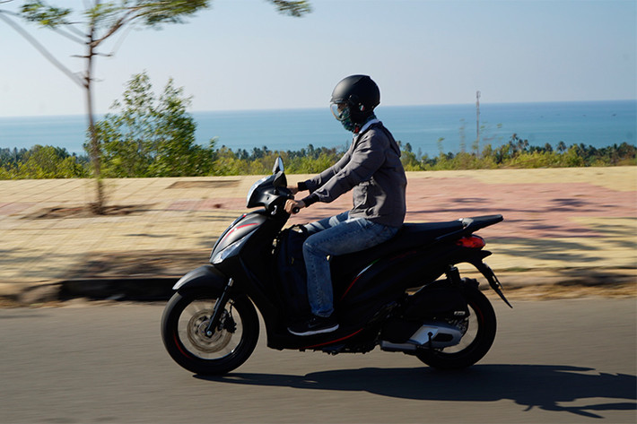 So với đối thủ cùng phân khúc, Medley không đem tới cảm giác "bốc" ở ga đầu. Thử "vít ga" một cách đột ngột, chiếc xe không vọt lên ngay từ đầu, thay vào đó có một khoảng trễ tương đối lớn trước khi thực sự tăng tốc. Nhưng so với đối thủ cùng phân khúc, Medley tạo ấn tượng bởi sự trường xe - đều và chắc chắn, hoàn toàn không xảy ra hiện tượng "hụp" ga hay đem tới cảm giác yếu đuối.