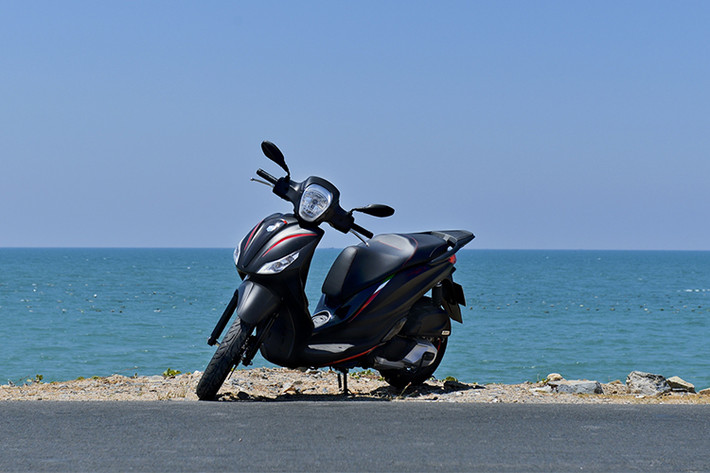 Piaggio Việt Nam vừa chính thức ra mắt phiên bản cải tiến của mẫu xe ga cao cấp Medley. So với phiên bản cũ, Piaggio Medley 2018 mới phiên bản tiêu chuẩn tăng giá một triệu đồng ở mức 72,5 triệu, bản 125 S giá 73,5 triệu và có thêm bản đặc biệt chỉ khác màu tem. Medley 150 tăng hai triệu đồng lên 88 triệu đồng.