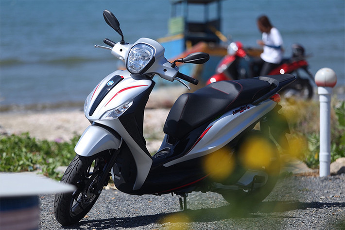 Cùng với lốp có bề rộng lớn (100/80/16 cho bánh trước và 110/80/14 cho bánh sau), chiếc xe đem tới cảm giác "ôm cua" đầy chắc chắn và an toàn. Ngoài ra, Medley mới còn có một số tiện ích độc đáo khác, hiếm gặp trên các dòng xe phân khối nhỏ ở Việt Nam, đó là cổng USB được tích hợp sẵn trong hộc chứa đồ bên trái ở sau yếm khá tiện dụng.