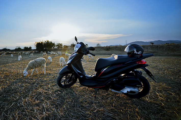 Một số công nghệ tiên tiến được cài đặt đồng thời trên chiếc Medley phiên bản 2018 này như hệ thống âm thanh Piaggio (Piaggio Sound System) và nền tảng đa phương tiện Piaggio (Piaggio Multimedia Platform) cho phép kết nối với điện thoại qua Bluetooth để hiển thị thông số động cơ, điều hướng và điều kiện lái tối ưu, các thông tin này có thể xem hoặc tải xuống máy tính sau đó.