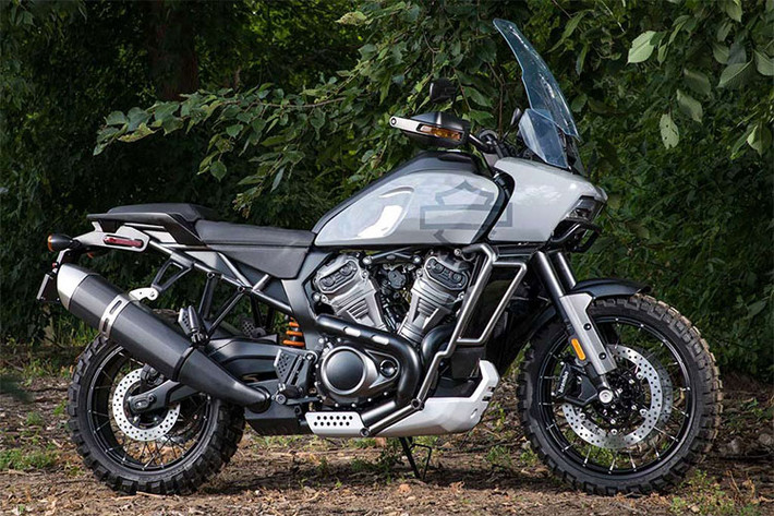 Harley-Davidson Pan America 1250 là mẫu duy nhất trong 3 xe mới của HD có tên cho đến lúc này. Tiếp tục duy trì những gì mà Buell Ulysses để lại với động cơ V 2 xylanh, cặp vỏ gai cứng, các tấm ốp dưới gầm xe khá ngầu, tư thế lái cao và khoảng sáng gầm xe lớn. Hiện tại hãng xe Mỹ chưa công bố thông số chi tiết cho Pan America 1250.