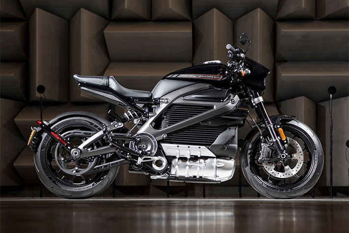 Ngoài ra, Harley-Davidson đã ấn định ngày ra mắt chính thức mẫu cruiser điện Harley-Davidson LiveWire vào đầu năm 2019 này. Ba mẫu xe môtô concept mới nằm ở phân khúc tầm trung của hãng sẽ ra mắt vào 2020.