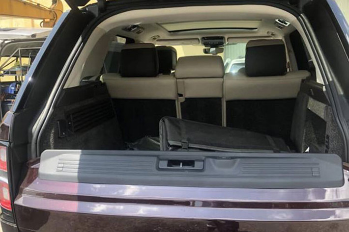 Range Rover HSE đời 2018 màu đỏ nho độc nhất Việt Nam được trang bị động cơ V6, dung tích 3.0 lít, tăng áp, sản sinh công suất tối đa 254 mã lực và mô-men xoắn cực đại 600 Nm. Động cơ của chiếc SUV hạng sang sẽ kết hợp cùng hộp số tự động 8 cấp và hệ dẫn động 4 bánh toàn thời gian.