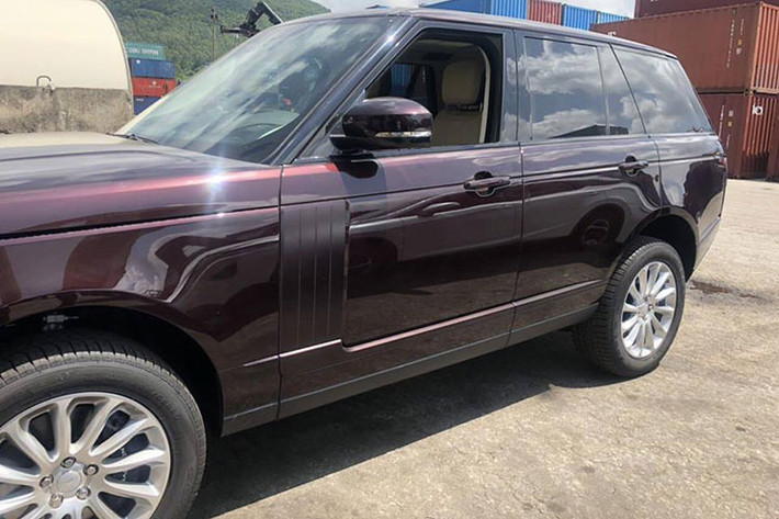 Như vậy, đây là chiếc Range Rover HSE đời 2018 thứ 3 có mặt tại Việt Nam, chiếc SUV hạng sang này do một công ty nhập khẩu tư nhân Hà Nội đưa về nước. So với 2 chiếc Range Rover HSE đời 2018 về nước trước đó mang màu sơn trắng, chiếc thứ 3 mới được khui công tại cảng Đà Nẵng có bộ áo màu đỏ nho độc nhất Việt Nam.