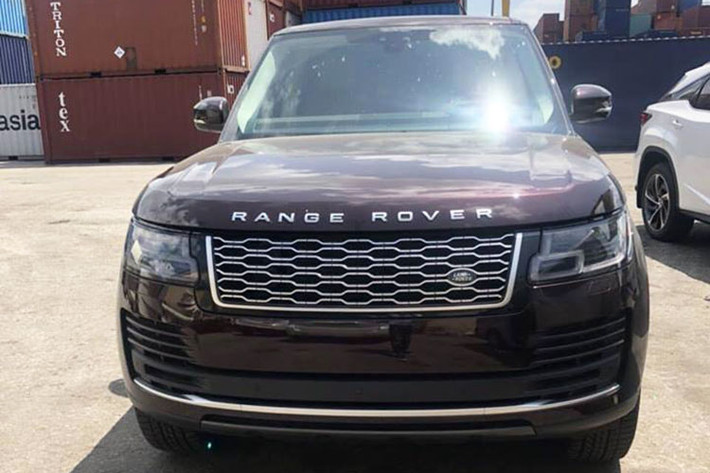 Giá xe Range Rover HSE 2018 khoảng 94.000 USD tại Mỹ, khi vể Việt Nam xe được các đại lý tư nhân thết giá hơn 8 tỷ đồng. Sở dĩ giá chào bán tại Việt Nam bị đẩy lên cao là do showroom chính hãng chưa nhập được xe. Đơn cử như mới đây, chiếc Lexus RX 350L 7 chỗ cũng được chào bán giá cao khoảng gấp 4 lần giá tại Mỹ.