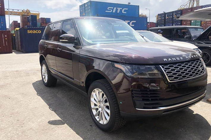 Những chiếc Range Rover đời 2018 bắt đầu được các công ty nhập khẩu tư nhân và cả chính hãng "ồ ạt" đưa về nước. Ngoài chiếc Range Rover Autobiography LWB 2018 chính hãng bất ngờ được đưa về nước, trong tháng 10 này, một chiếc xe Range Rover đời 2018 khác thuộc phiên bản HSE cũng vừa mới "khui công" tại cảng Đà Nẵng.