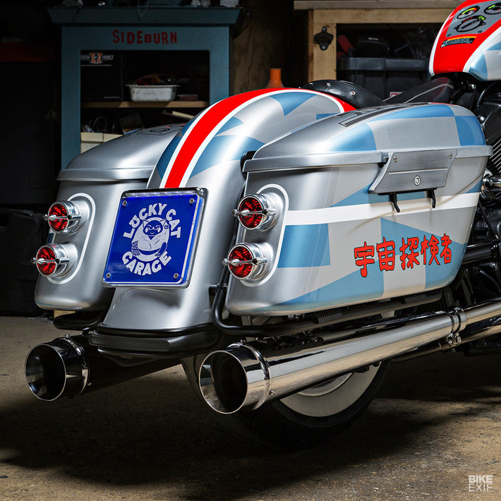 Với mục đích giúp xe đi càng xa càng tốt, những nâng cấp 'hạng nặng' được áp dụng ở phần đuôi xe. Bộ thùng phía sau khá mỏng và đẹp mắt, đủ dung lượng lưu trữ cho một chuyến đi đường dài. Séb đã mua lại bộ thùng chứa đồ từ người khác, sau đó thiết kế lại phần nắp thùng và tích hợp cả đèn hậu dạng LED phía sau.