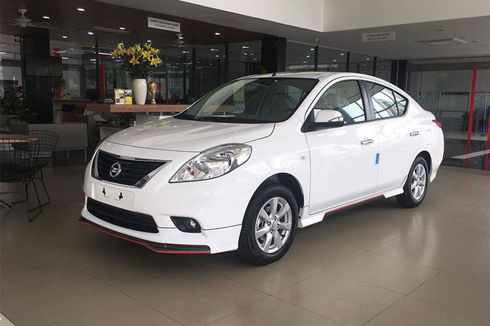 Tại Việt Nam, Nissan vẫn kinh doanh Sunny đời cũ ra mắt từ năm 2013 trong dịp khai trương nhà máy sản xuất mới đặt tại Đà Nẵng. Kiểu dáng cũ không hấp dẫn, ít công nghệ và cách âm kém khiến Sunny hụt hơi trong cuộc đua phân khúc sedan hạng B. Giá Nissan Sunny đời cũ đang được bán ra tại đại lý là 448 triệu và 493 triệu đồng.