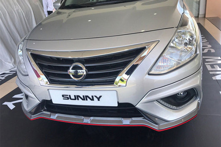 Nhìn tổng thể, xe Nissan Sunny đời mới không có nhiều điểm mới và tất nhiên do chưa chính thức ra mắt nên chưa có giá bán. Bộ lưới tản nhiệt là các khe hút gió lớn, các thanh ngang màu đen trong khi viền ốp xung quanh được mạ crôm sáng trông hấp dẫn hơn so với xe đời cũ.