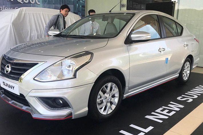 Tại sự kiện ra mắt đại lý mới đây tại TP HCM, mẫu xe sedan giá rẻ Nissan Sunny trên sàn để xe xuất hiện dòng chữ “All new”. Tuy nhiên theo quan sát của phóng viên, kiểu dáng xe lại cho thấy đây chỉ là phiên bản cải tiến từ mẫu Sunny hiện tại chứ không phải một phiên bản hoàn toàn mới.