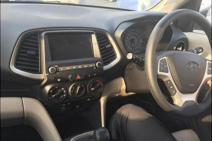 Santro mới còn được trang bị rất nhiều trang bị giải trí, tiện ích khác như hệ thống thông tin giải trí màn hình cảm ứng 7.0 inch, đầy đủ với Apple CarPlay và Android Auto, lỗ thông hơi AC phía sau. Đặc biệt, xe được trang bị công nghệ AMT 5 tốc độ hoàn toàn mới của Hyundai. Nội thất của xe là sự kết hợp giữa hai mảng màu đen và be.