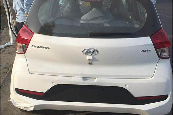 Hyundai Santro 2019 được phát triển dựa trên phiên bản nâng cấp của cơ sở gầm bệ dùng cho Grand i10. Xe sở hữu chiều dài 3.610 mm, rộng 1.645 mm, cao 1.560 mm và chiều dài cơ sở chỉ 2.400 mm. So với thế hệ đầu tiên, Hyundai Santro 2019 có khoảng duỗi chân ở hàng ghế trước tăng thêm 62 mm và tăng 16 mm ở phía sau.