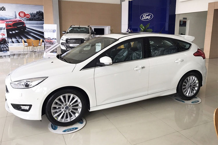 Như vậy, xe Focus giảm giá Trend và Titanium đều lần lượt là 71 và 60 triệu đồng. Hiện Ford Focus phiên bản Trend rẻ hơn cả Toyota Vios phiên bản 1.5G có giá 565 triệu đồng, và dự kiến rẻ hơn nhiều so với mẫu Vios 2018 sắp ra mắt hay Honda City Top 1.5 đang được bán trên thị trường.