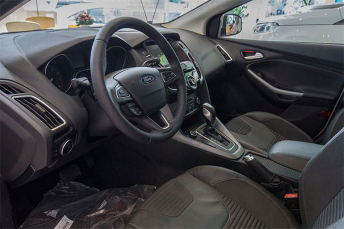 Trên phiên bản mới nhất, mặc dù được trang bị động cơ tăng áp tiên tiến, cùng chất lượng khung vỏ chắc chắn mang lại khả năng cách âm tốt,... nhưng mẫu xe Focus vẫn không mấy hấp dẫn với khách hàng Việt Nam. Bản Trend thiếu nhiều tính năng, chỉ có ghế nỉ, màn hình đơn sắc, đèn halogen, còn lại thường phải mất thời gian đi lắp thêm.