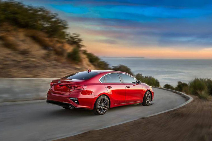 Mẫu xe Kia Cerato 2018 tại Úc bao gồm các phiên bản: Cerato S MT giá 15.200 USD (khoảng 346 triẹu đồng), Cerato S AT giá 16.300 USD (371 triệu đồng), Cerato Sport giá 18.000 USD (410 triệu đồng) và Cerato Sport+ giá 19.900 USD (453 triệu đồng).