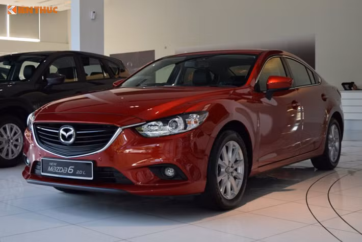 Mẫu xe bán chậm nhất của thương hiệu này tại Việt Nam là Mazda6 đã tiếp tục 20 triệu đồng cho 2 phiên bản 2.0. Hiện mức giá niêm yết của xe này tại các đại lý đang dao động từ 830 - 879 triệu đồng, riêng bản 2.5 của Mazda6 thì vẫn đang giữ nguyên mức giá 999 triệu đồng.
