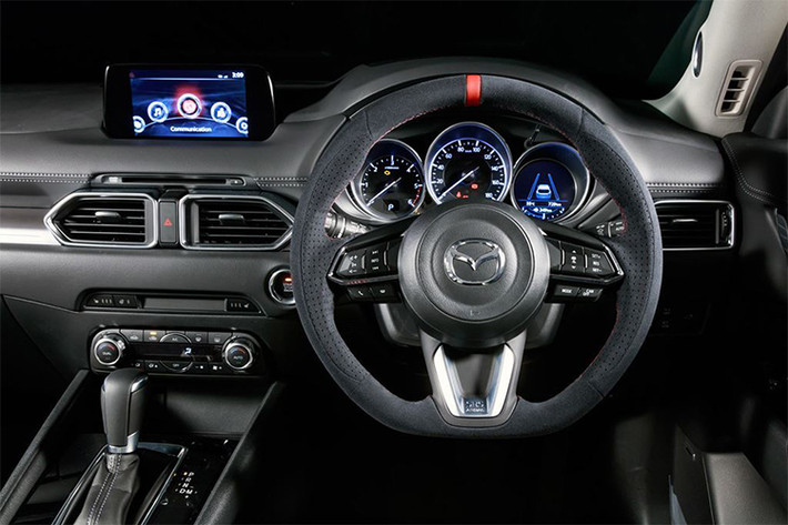 Nếu muốn táo bạo hơn nữa, khách hàng có thể chọn thêm gói độ nội thất với chất liệu ghế ngồi và vô lăng cao cấp hơn, được bọc da Nappa ở phần viền bên ngoài và da lộn Alcantara cho phần đệm ngồi và lưng ghế.