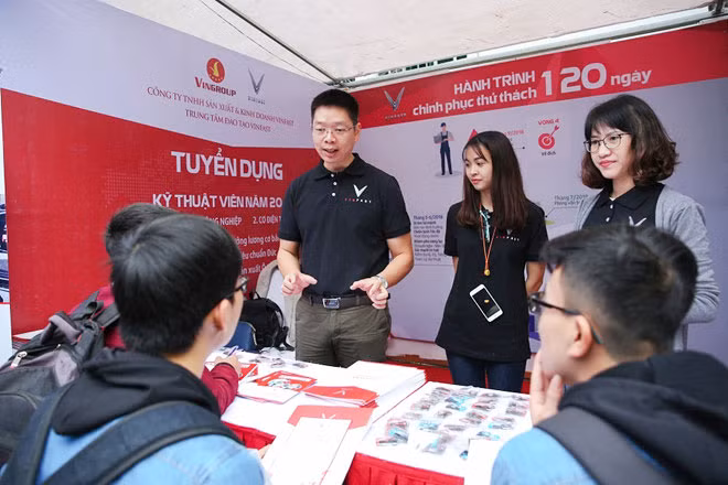 Trung tâm đào tạo VinFast khai giảng ngày 10/9/2018, với 200 học viên trong khóa đầu tiên. Chương trình gồm 2 ngành học chính là Cơ khí Công nghiệp và Cơ-điện tử. Với chương trình đào tạo “kép” – học lý thuyết đi đôi với thực hành với tỷ lệ 40-60%” theo tiêu chuẩn Đức. Các học viên khi ra trường sẽ nhận chứng chỉ do Phòng Thương mại và Công nghiệp Đức tại Việt Nam cấp.