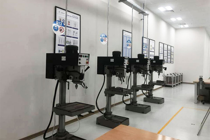 Xưởng hàn thân xe VinFast được thiết kế và cung ứng dây chuyền bởi các đối tác hàng đầu như FFT, EBZ, HIROTEC, được trang bị khoảng 1200 rô-bốt do ABB sản xuất. Khi đi vào hoạt động, đây sẽ là nhà máy hàn thân xe vận hành hoàn toàn tự động, hiện đại nhất Việt Nam và khu vực Đông Nam Á (diện tích xưởng hàn: 100.000 m2, công suất 38 xe/giờ).