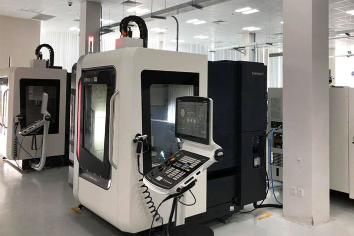 Xưởng lắp ráp xe có thể đánh giá là hiện đại bậc nhất khu vực với những công nghệ và thiết bị được cung cấp bởi các hãng châu Âu như ABB, Atlas copco... Hệ thống thiết bị kiểm tra xe thành phẩm được nhập khẩu từ Italy với chất lượng cao và kết nối toàn bộ dữ liệu sản xuất, chất lượng công đoạn được quản lí trên máy chủ, giúp VinFast phân tích đánh giá ngăn ngừa sản phẩm lỗi ra ngoài thị trường.