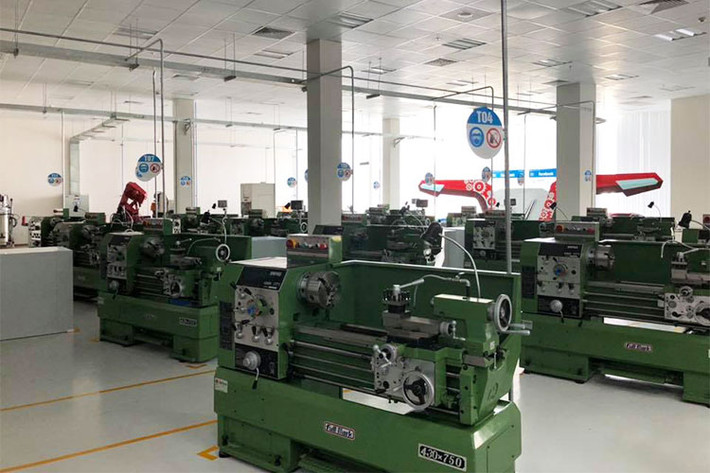 Khu nhà máy sản xuất ôtô: Các xưởng Thân vỏ, xưởng Sơn, xưởng Động Cơ, xưởng Lắp Ráp và xưởng Phụ Trợ đã được hoàn thành và đang trong quá trình lắp đặt máy, riêng xưởng Dập với diện tích 50 nghìn m2 cũng sẽ được bàn giao trong tháng 10/2018 - với việc giám sát quy trình sản xuất theo công nghệ của công ty Schuler (CHLB Đức).