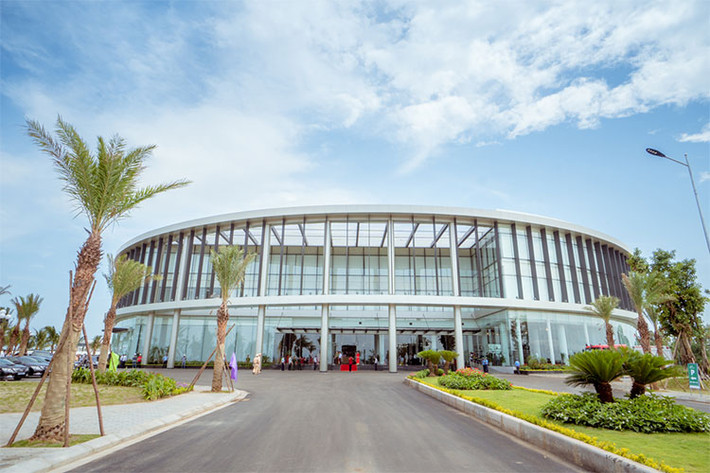 Tổ hợp nhà máy sản xuất ôtô và xe máy điện VinFast được triển khai trên khu đất rộng 335 ha tại khu công nghiệp Đình Vũ – Cát Hải (Hải Phòng) khoảng hơn 1 năm. Tổ hợp gồm có: Nhà điều hành, Khu nhà máy sản xuất xe máy điện, Khu nhà máy sản xuất ôtô, công nghiệp phụ trợ, Trung tâm đào tạo và Viện Nghiên cứu và Phát triển (R&amp;D).